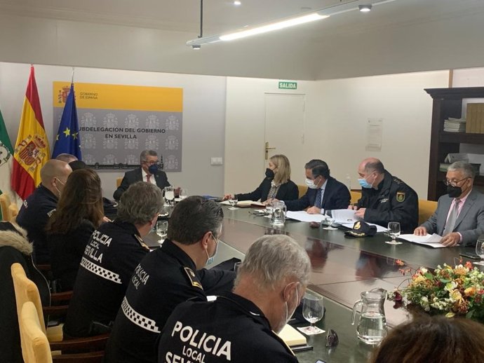 Reunión en la Subdelegación del Gobierno en Sevilla presidida por Carlos Toscano.