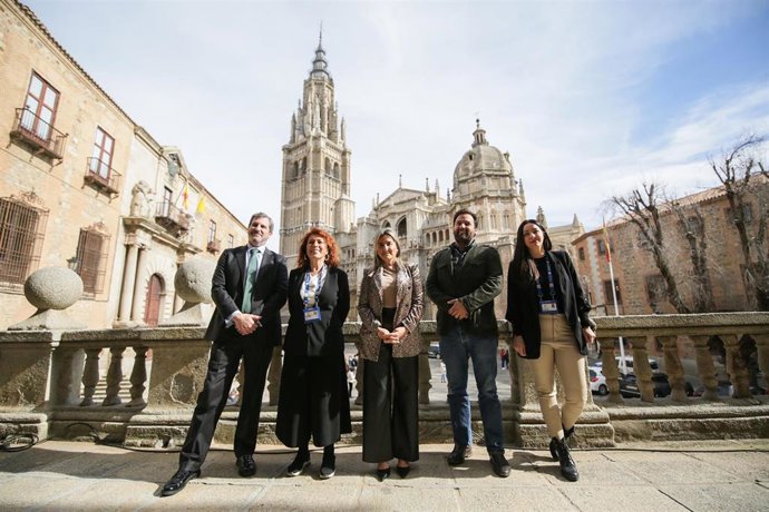 La alcaldesa de Toledo, Milagros Tolón; la presidenta de la Cefapit, Almudena Cencerrado, y el consejero delegado de Puy du Fou, Erwan de la Villéon; el secretario general de Fedeto, Manuel Madruga, y la presidenta de los guías de C-LM, Sonia Gómez.