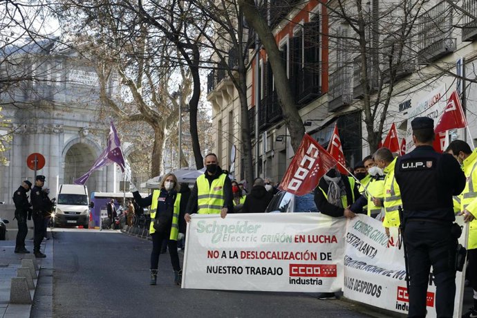 Archivo - Un grupo de trabajadores se manifiestan frente a la Embajada de Francia, a 20 de enero de 2022, en Madrid (España) por la decisión de la empresa francesa Schneider Electric de deslocalizar la producción de la fábrica de Griñón (Madrid).