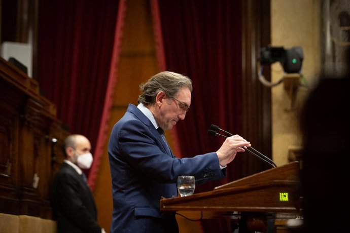 El conseller d'Economia, Jaume Giró, intervé en un ple del Parlament 