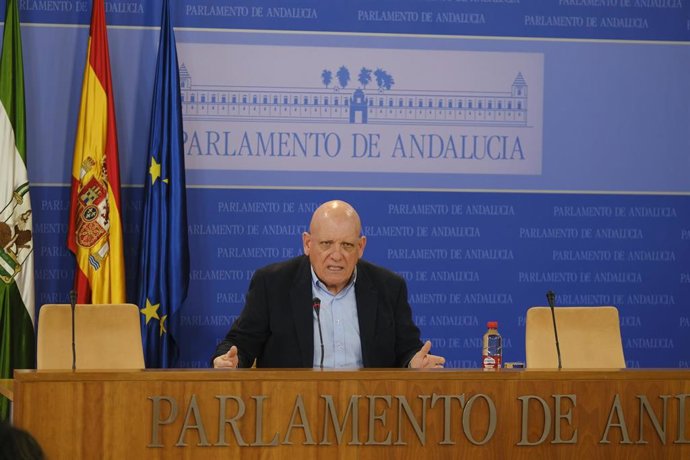 El portavoz adjunto del PSOE-A en el Parlamento andaluz, Gerardo Sánchez, en rueda de prensa.