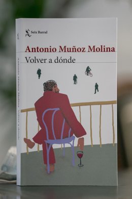 Archivo - Portada del libro 'Volver a dónde' del escritor Antonio Muñoz Molina durante una presentación en la Biblioteca del Parque del Retiro, a 8 de septiembre de 2021, en Madrid (España). Muñoz Molina regresa a la ficción con esta novela que es una m