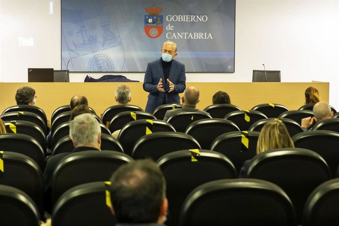 El consejero de Industria, Turismo, Innovación, Transporte y Comercio, Javier López Marcano, presenta las ayudas de su departamento