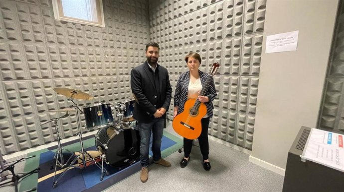 Salvador García y Alba Espert, en el renovado estudio de grabación del IAJ en Córdoba.