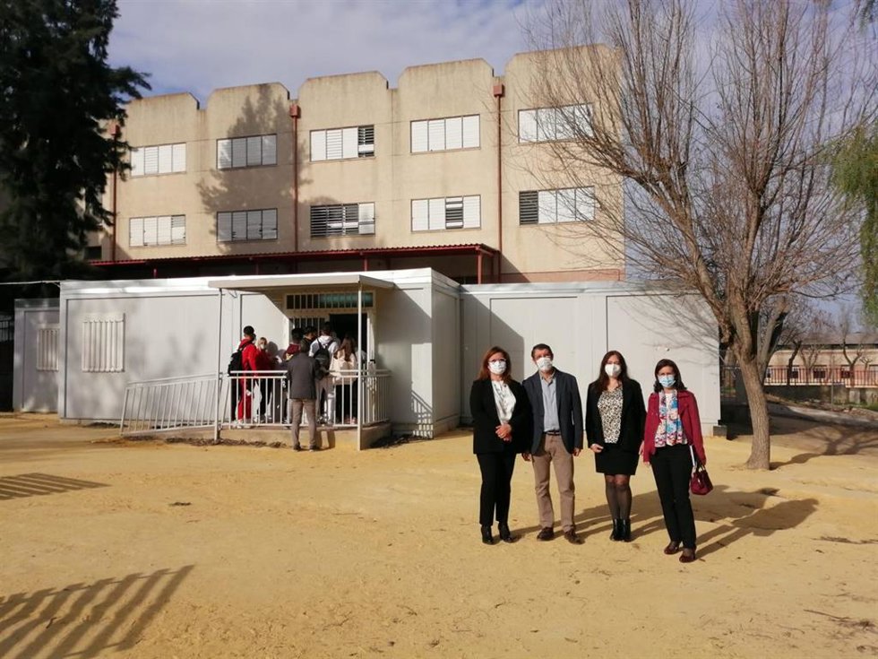 Visita de la delegada territorial de Educación y Deporte, María José Eslava, al IES María Galiana, en Montequinto (Dos Hermanas).
