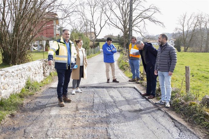 Visita del alcalde de Siero, Ángel García, y el concejal, Alejandro Villa, a Lieres donde haan comenzado los trabajos del nuevo contrato de mantenimiento de caminos.