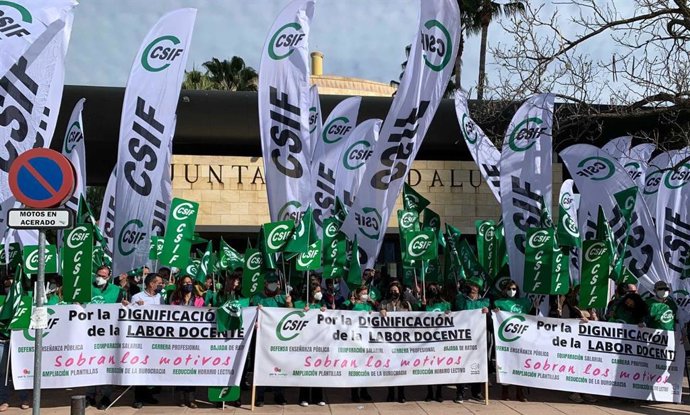 CSIF exige a Junta "un cambio de rumbo" en su política educativa para dignificar "con hechos" la labor de los docentes