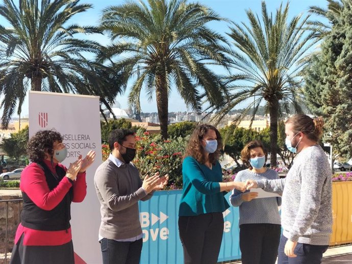 La consellera de Asuntos Sociales y Deportes, Fina Santiago, entrega los galardones de la segunda convocatoria de los Premios y Ayudas Carnet Jove para Proyectos de Autoempleo 2021.