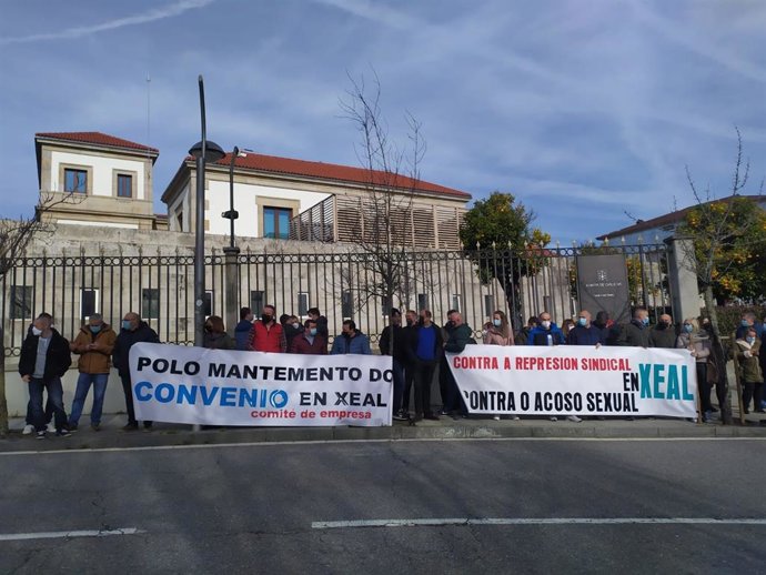 Decenas de empleados de Xeal se han concentrado ante el Edificio Administrativo de San Caetano para pedir a la Xunta que revierta la titularidad de la factoría