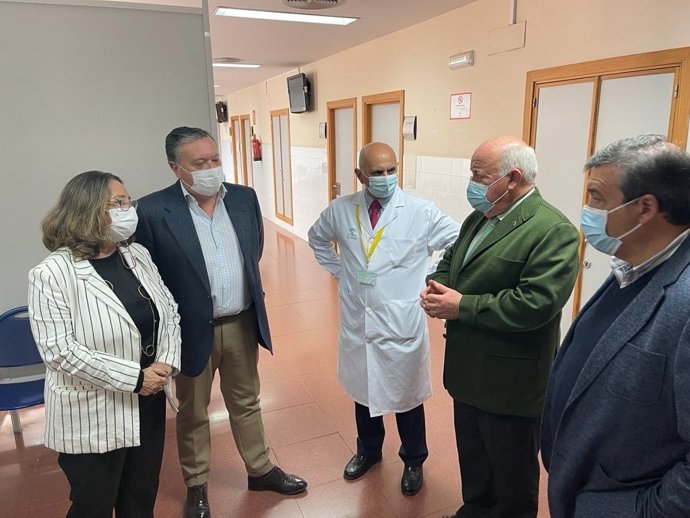 El consejero de Salud y Familias, el gerente del SAS y la delegada territorial de Salud visitan las instalaciones del centro de Amante Laffón.