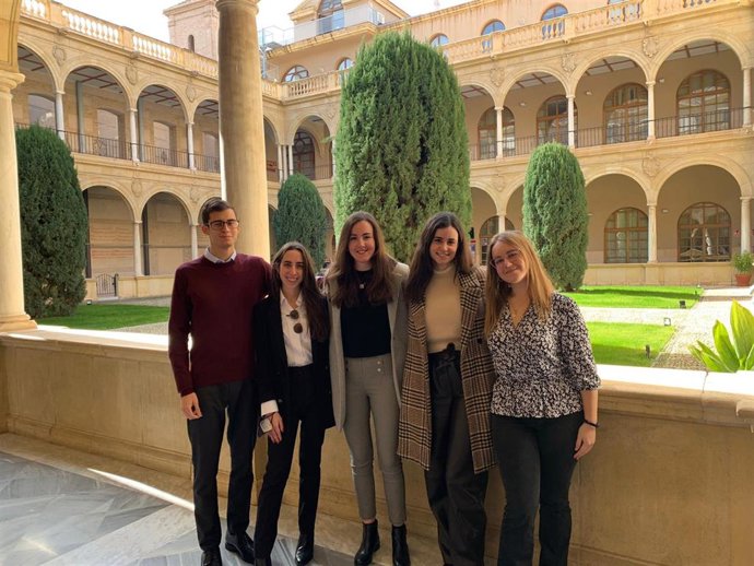 El equipo de la Jesup de la UMU compuesto por Fuensanta Burruezo Martínez, Ángela Hurtado Pardo, Alfonso Luque Martínez, María Navarro Cortado y Patricia Villa Hernández