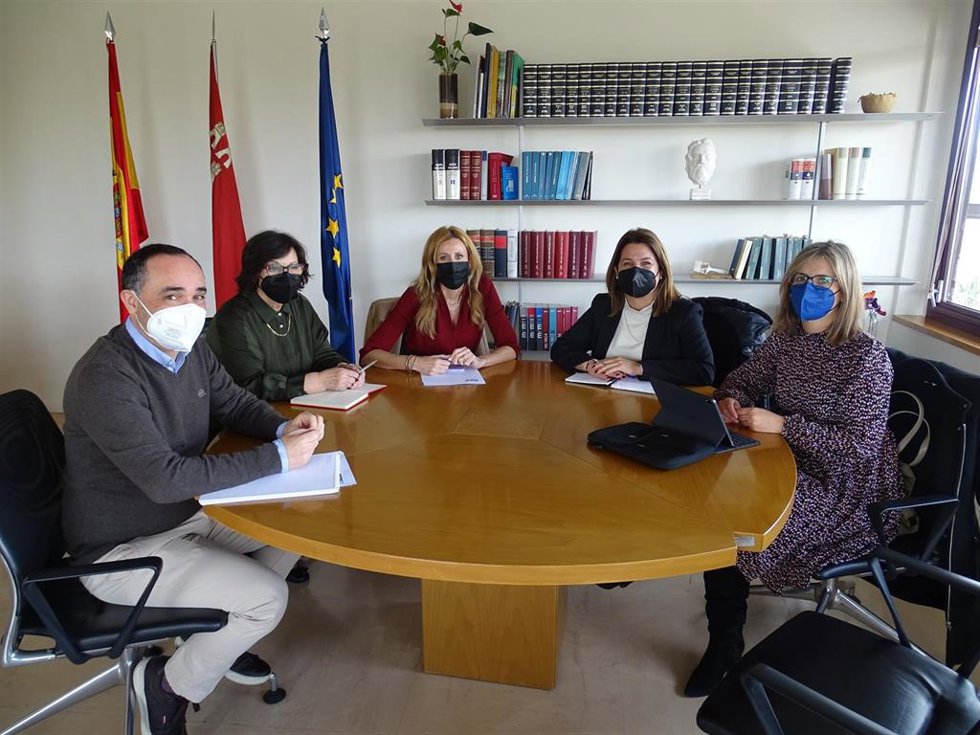 La SEF, Marisa López, se reunió este miércoles con la vicerrectora de Empleo, Emprendimiento y Sociedad de la Universidad de Murcia (UMU), Alicia Bañón, y la vicerrectora de Formación Continua, Vanesa Valero