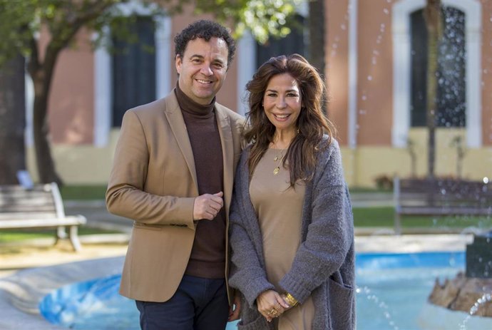 El teniente de alcalde de Cultura del Ayuntamiento de Huelva, Daniel Mantero, ha recibido en la Casa Colón a la fotógrafa onubense, Rosa Garrido, antes de participar en el mayor congreso mundial de fotografías de boda.