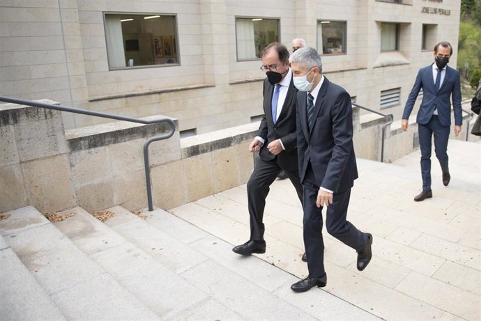 Archivo - El secretario general de Instituciones Penitenciarias, Ángel Luis Ortiz (i), y el ministro del Interior, Fernando Grande-Marlaska, a su llegada a un acto