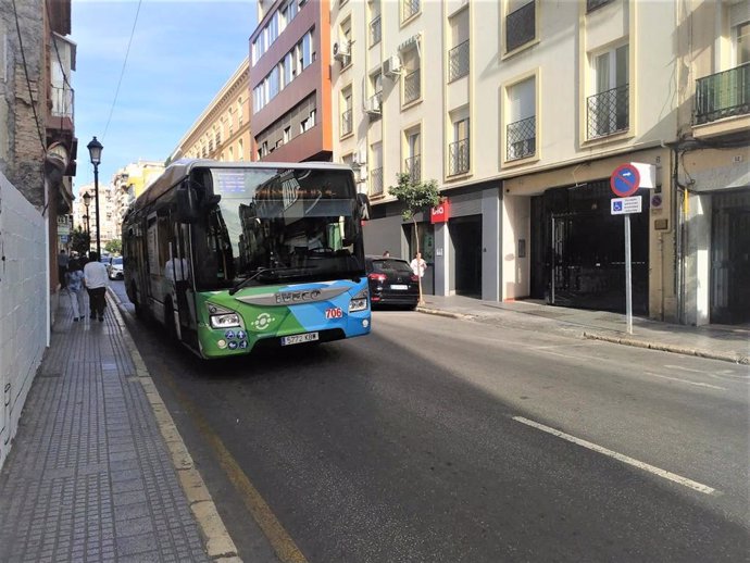 Archivo - EMT autobús calle Victoria de Málaga