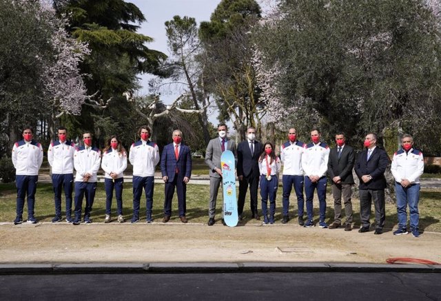 El presidente del Gobierno, Pedro Sánchez, junto a parte de la delegación española que compitió en los Juegos de Invierno de Pekín
