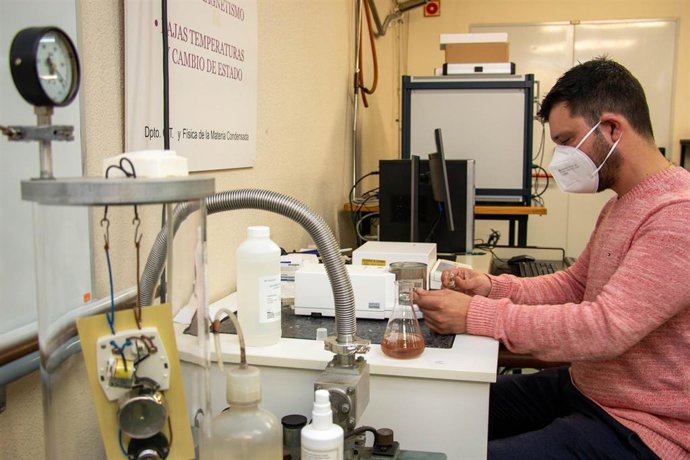 Archivo - Un investigador en un laboratorio