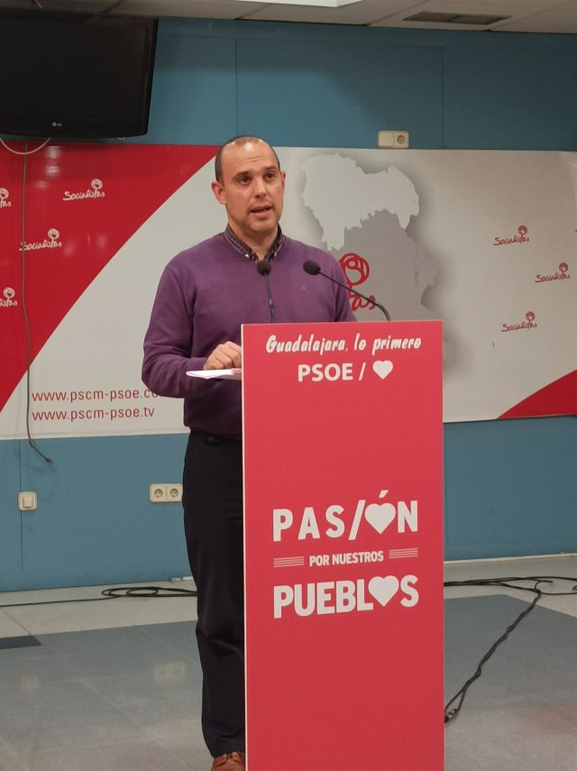 El secretario general del PSOE en Guadalajara, Pablo Bellido, en rueda de prensa.