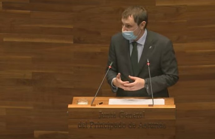 El portavoz de Foro, Adrián Pumares