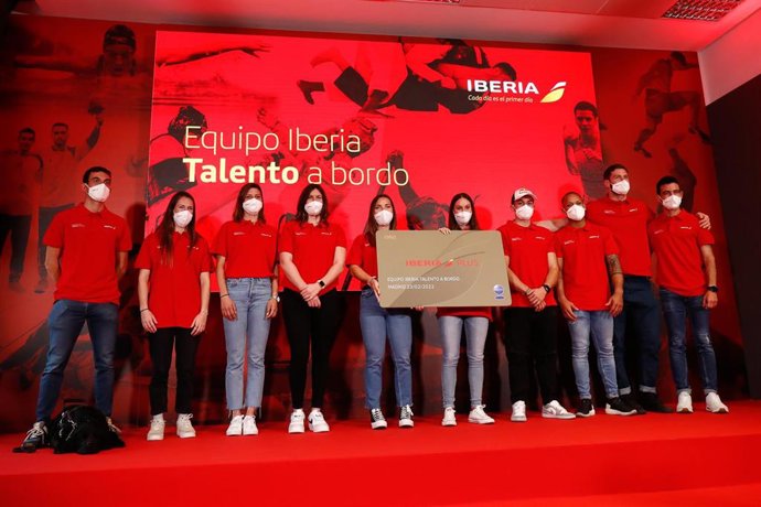 Los deportistas Gerard Descarrega, Silvia Mas, Irene Sanchez, Paula Ruiz, Antia Jacome, Sarai Gascón, Alberto Ginés, Ray Zapata, Niko Shera y Diego García, durante la presentación del Equipo Iberia Talento a Bordo.