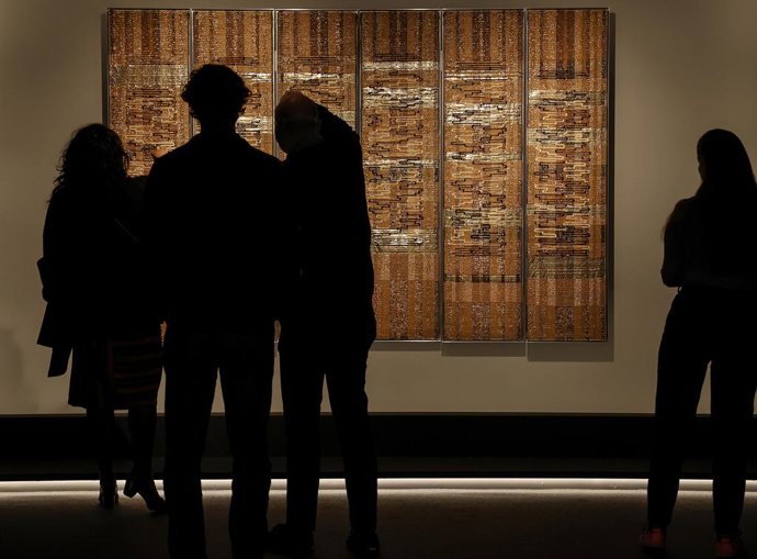 Varias personas en la exposición 'Anni y Josef Albers. El arte y la vida', en el IVAM, a 23 de febrero de 2022, en Valencia, Comunidad Valenciana (España). 