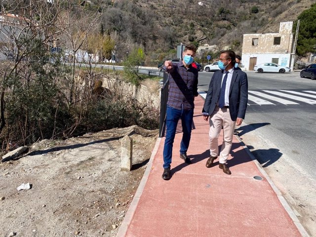 El delegado de Fomento de la Junta en Granada, Antonio Granados, visita Lanjarón (Granada), junto al alcalde, Eric Escobedo.