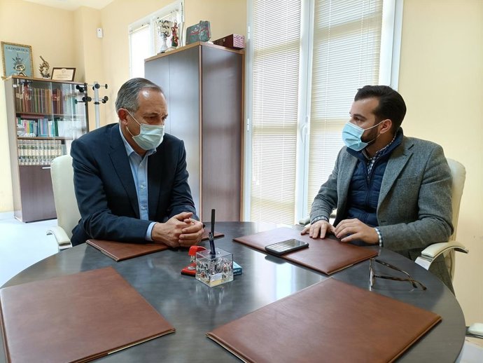 El delegado territorial de Turismo, Vicente García Egea, y el alcalde de Enix, Álvaro Izquierdo.