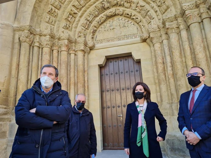 El consejero Felipe Faci, acompañado por la alcaldesa de Ejea de los Caballeros, Teresa Ladrero, conoce el resultado de la restauración de la portada norte de la Iglesia de El Salvador.