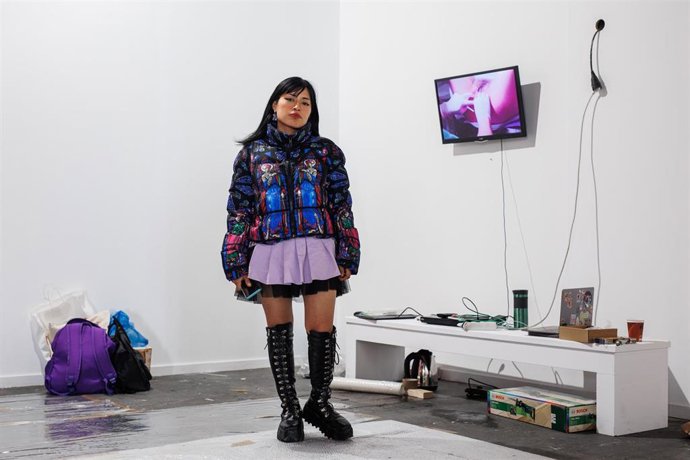 Wynnie Mynerva junto a su obra 'Clossing to open', un día antes de la inauguración de ARCOmadrid 2022 en Feria de Madrid IFEMA, a 22 de febrero de 2022, en Madrid (España).