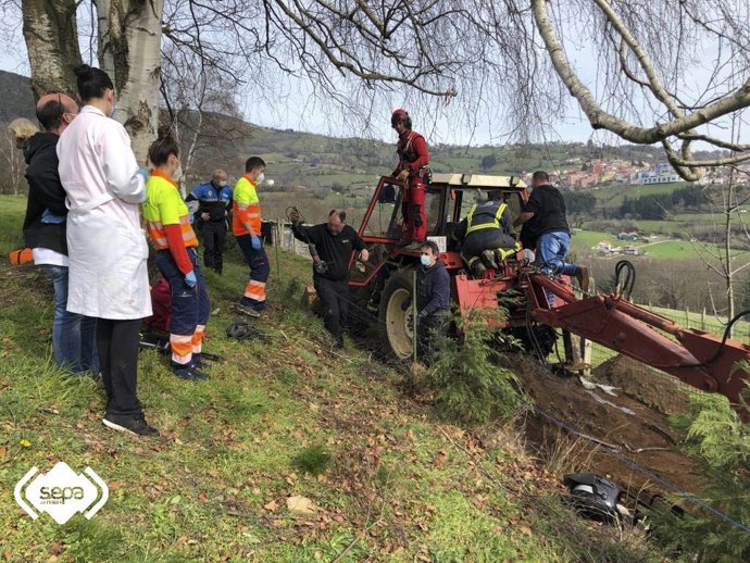 Accidente con un tractor en Tineo