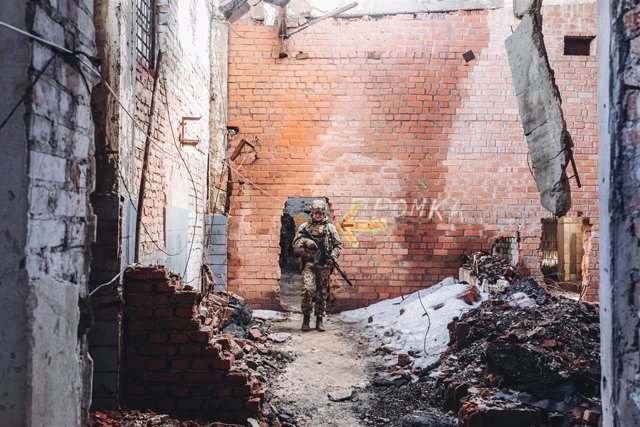 Un soldado, del ejército ucraniano, camina por las ruinas de una antigua fábrica en la línea del frente, a 19 de febrero de 2022, en Avdiivka, Oblast de Donetsk (Ucrania).
