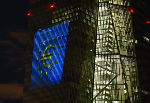 Archivo - 30 December 2021, Hessen, Frankfurt/Main: The European Currency "Euro" symbol is projected onto the south facade of the European Central Bank's (ECB) headquarters in Frankfurt's East End. On New Year's Eve 20 years ago, the single European curre