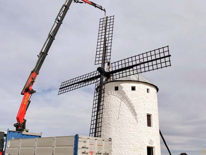 El molino Cariari de Campo de Criptana cuenta desde hoy con nuevas aspas y eje gracias a la Diputación y a la Junta.