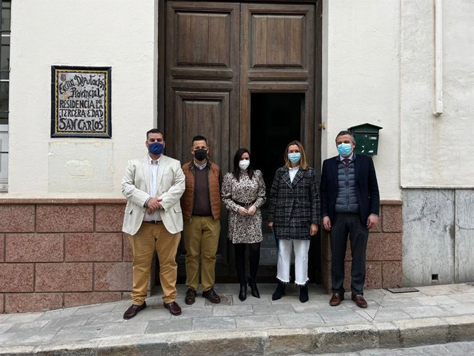 La diputada provincial Lourdes Piña, en el centro de la imagen, en Archidona, en la puerta de la residencia San Carlos de la Diputación