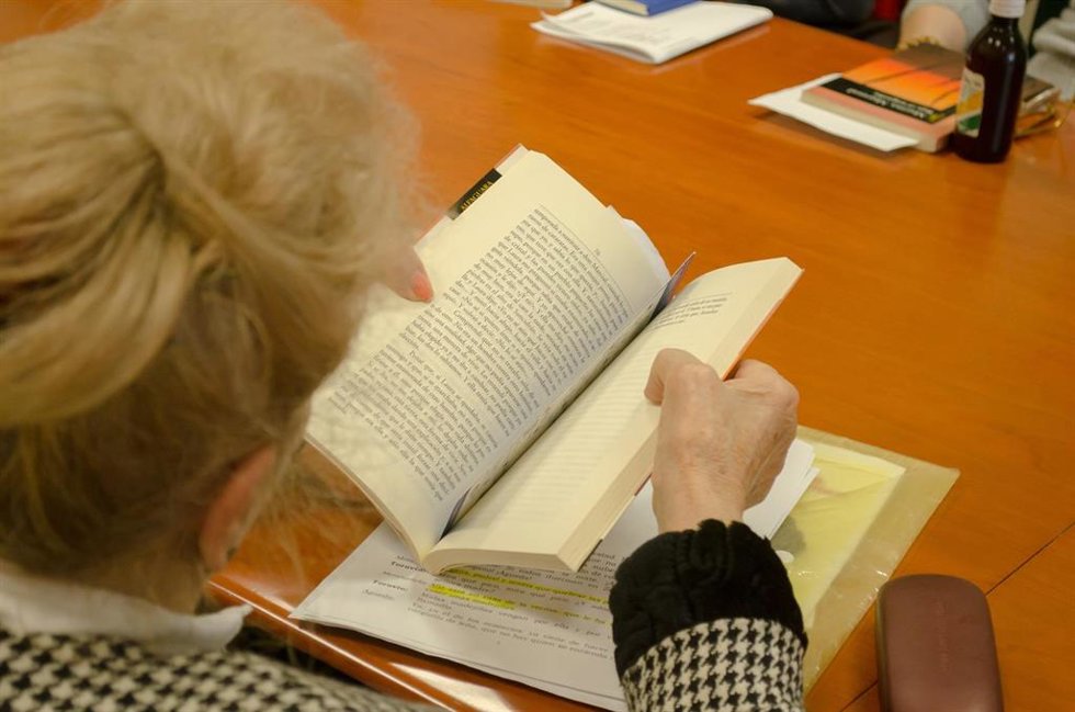 Archivo - Persona leyendo un libro