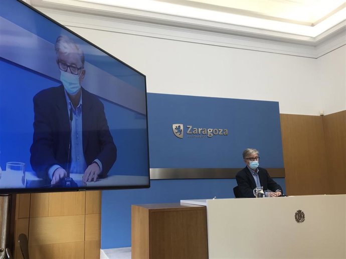 Archivo - El portavoz del grupo municipal de Zaragoza en Común (ZeC) en el Ayuntamiento de Zaragoza, Pedro Santisteve