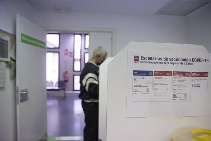 Una persona de entre 18 y 29 años, acude a su cita para ponerse la tercera dosis de la vacuna contra el Covid-19, en el Centro de Salud Pavones, a 3 de febrero de 2022, en Madrid (España). Hoy arranca, en la red de hospitales públicos de la Comunidad de