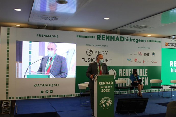 El director general de Industria y Pymes, Javier Navarro, inaugura en Zaragoza el mayor foro empresarial sobre hidrógeno de España.