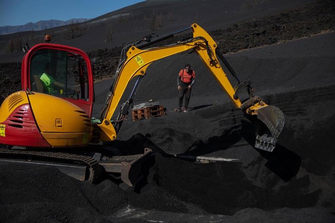 Vicente Leal observa los trabajos de la excavadora para encontrar su casa en Las Manchas