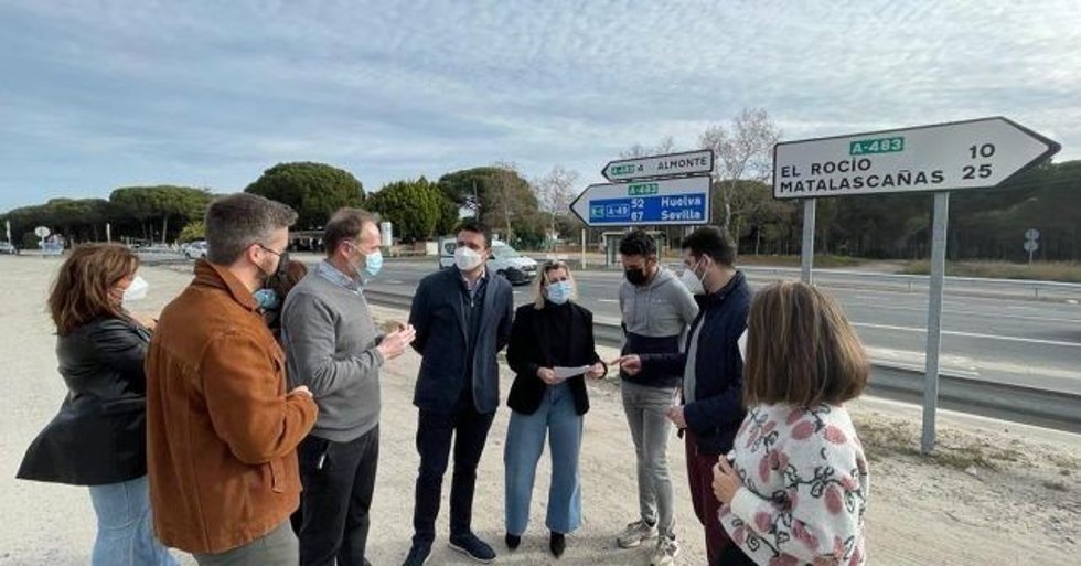 La vicesecretaria general de la Comisión Ejecutiva Provincial, Azucena León, ha visitado la carretera Almonte-Matalascañas para pedir a la Junta que  "actúe" en ella.