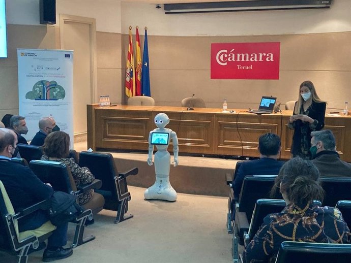 La directora de ITAINNOVA, Esther Borao, y el robot Pepper han abierto la jornada informativa sobre el programa INNORUTA.
