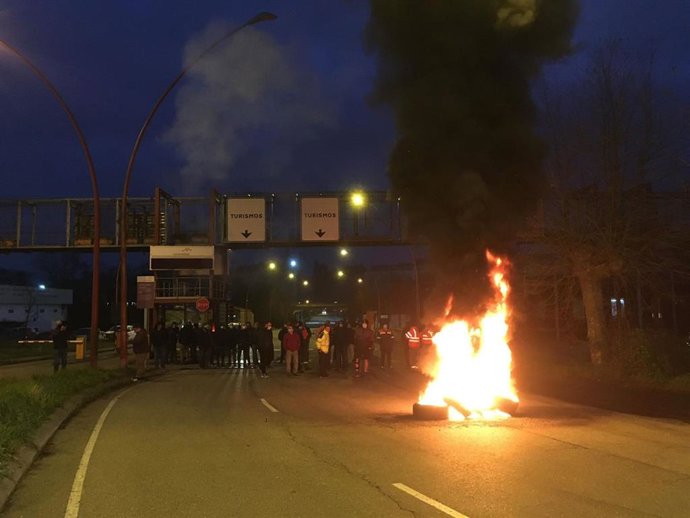 Barricada con neumáticos ardiendo en una nueva jornada de huelga de trabajadores de ArcelorMittal convocados por CCOO y CSI en Asturias
