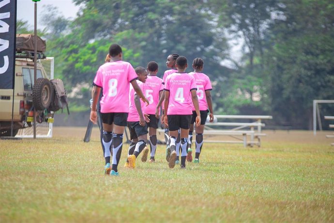 LaLiga lanza la primera liga de fútbol femenino sub-13 y sub-15 en Camerún junto a la ONG Petrichor.