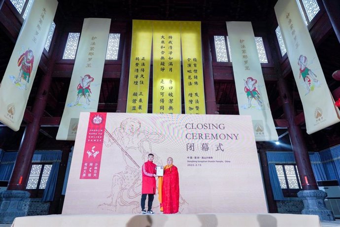 Abbot of the Shaolin Temple Shi Yongxin presents an award for a winner of the Shaolin Kung Fu Online Games.