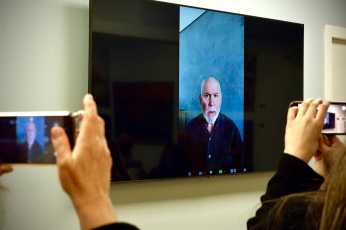 El fotgraf Steve McCurry en una intervenció telemtica en la presentació de la seva primera exposició a Barcelona que acull la sala FotoNostrum