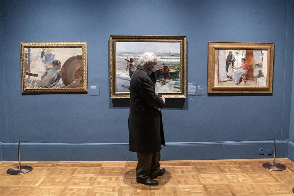 Un hombre delante de varias de las obras que componen la exposición 'La edad dichosa. La infancia en la pintura de Sorolla, en el Museo Sorolla, a 31 de enero de 2022, en Madrid (España). El Museo Sorolla acoge del 1 de febrero al 19 de junio de 2022 e