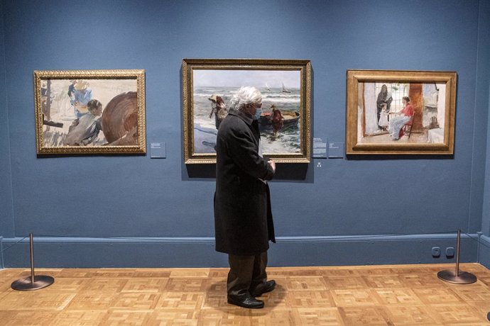 Un hombre delante de varias de las obras que componen la exposición 'La edad dichosa. La infancia en la pintura de Sorolla, en el Museo Sorolla, a 31 de enero de 2022, en Madrid (España). El Museo Sorolla acoge del 1 de febrero al 19 de junio de 2022 e