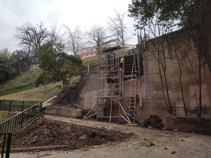 Archivo - Obras del ascensor entre Campo Volantín y Travesía Tiboli, en Bilbao