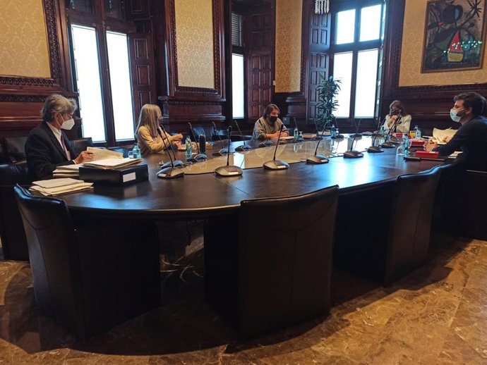 Imagen de archivo - Mesa del Parlament del 22 de febrero.