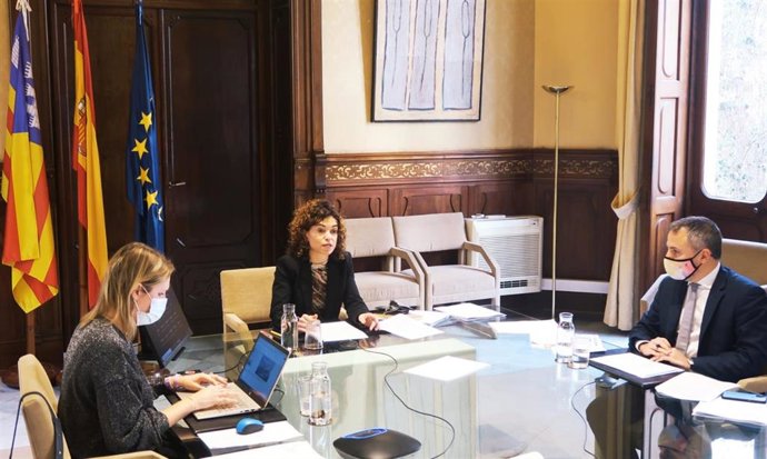 La consellera Rosario Sánchez, la secretaria ejecutiva de la Comisión de las Islas, Claudia Guzzon, y el director general de Relaciones Exteriores, Antoni Vicens